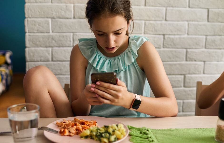 The Psychology of Fitness Tracking: Motivation or Obsession? Balancing Data and Well-being