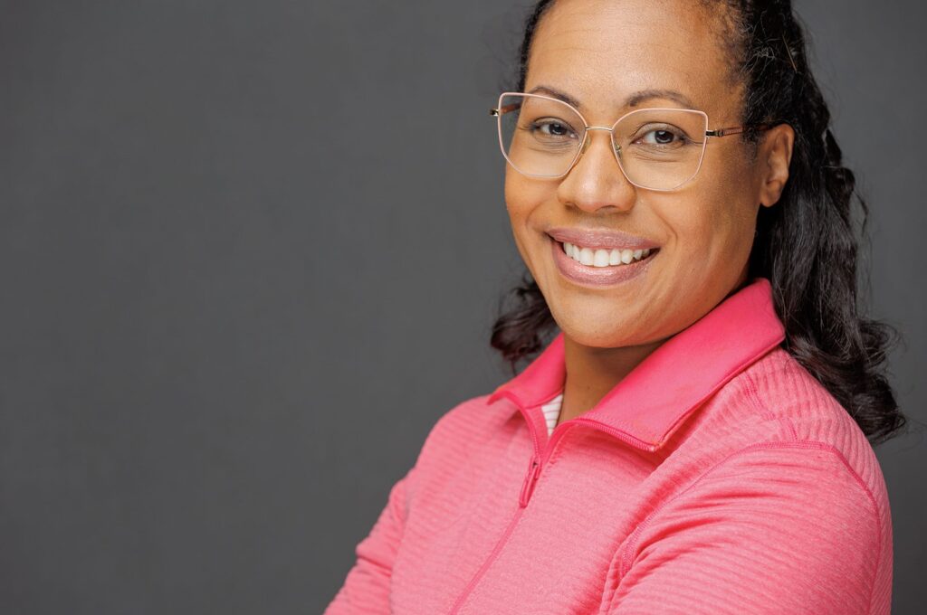 Daree headshot R side arms folded